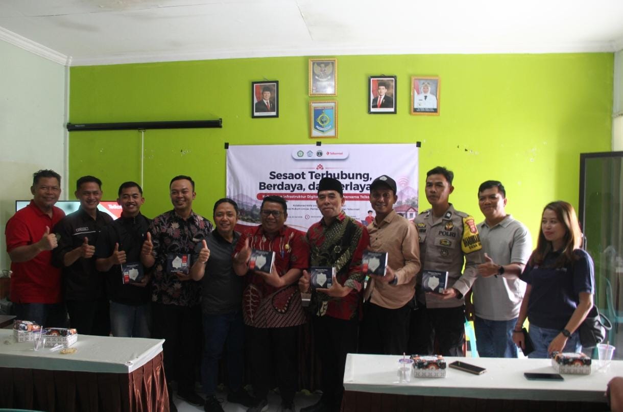 Kolaborasi Berdampak: Telkomsel, Mahasiswa KKN Unizar, dan Fakultas Hukum Unizar Hadirkan Digitalisasi dan Dukungan Konektivitas bagi Desa Sesaot